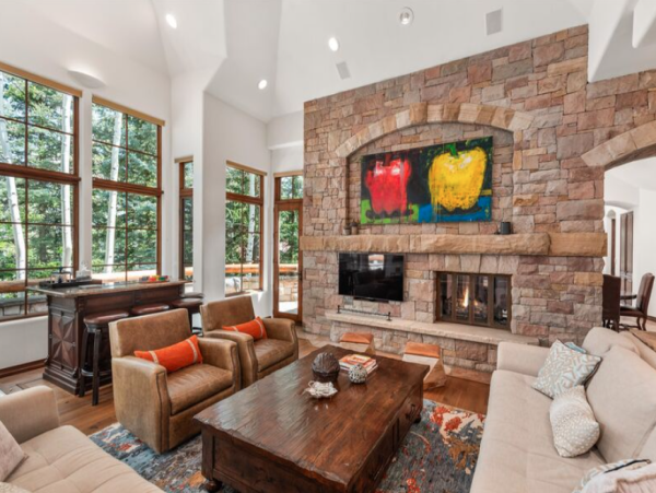 Luxurious Ski-in/ Ski-out Vacation Home - Family-Friendly Retreat